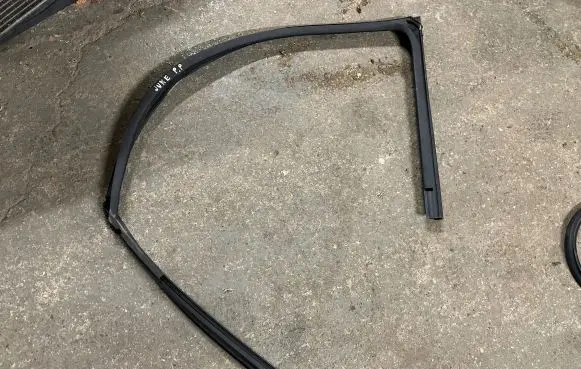 Nissan Juke II F16 Front door rubber seal
