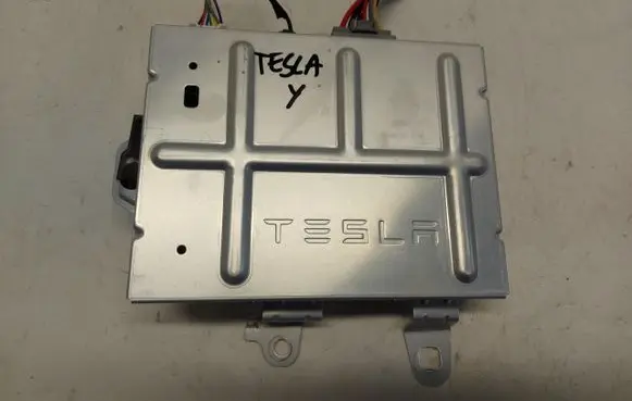 Tesla Model Y Sound amplifier 1507152-01-b