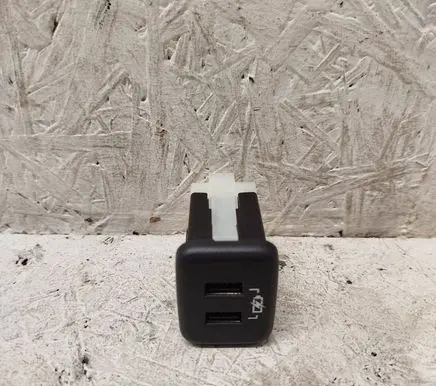 Opel Insignia B USB socket connector 13598459