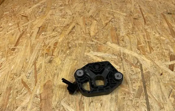 Volvo S90, V90 Radiator mount bracket 31439575