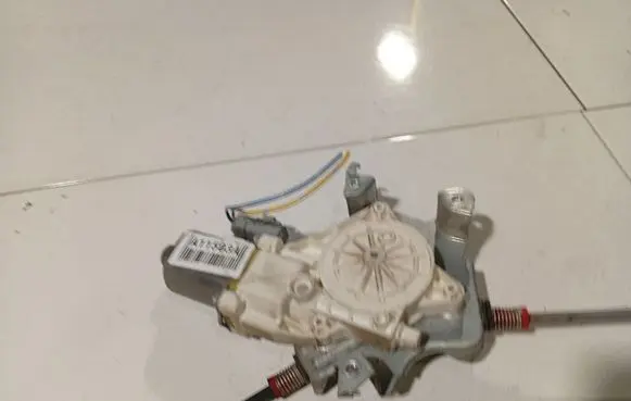 Nissan Micra Front door window regulator motor