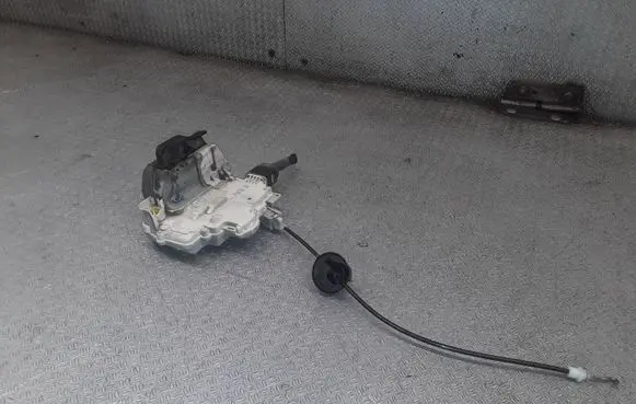 Audi A4 S4 B7 8E 8H Front door lock 8E1837015AA
