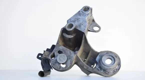 Audi A6 S6 C5 4B Engine mounting bracket 8E0199352D