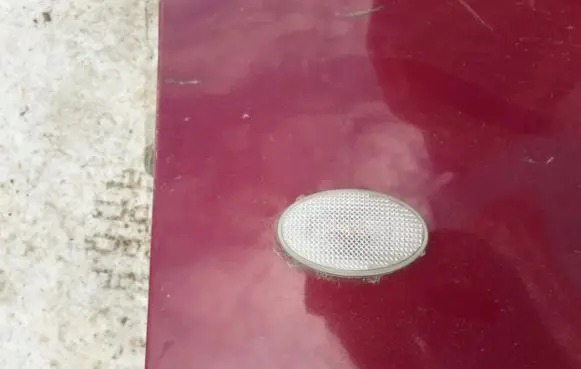 Front fender indicator light