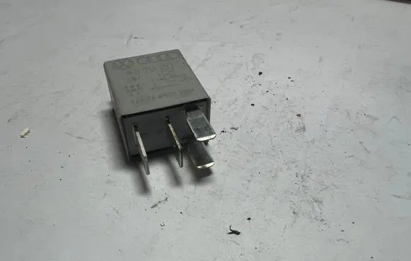 Volkswagen PASSAT B6 Other relay 1K0951253 V23374A6601X004