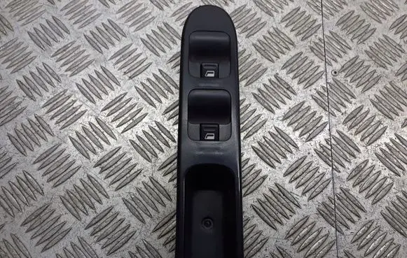 Peugeot 307 Front door window switch trim 