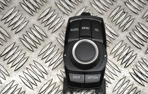 Head unit multimedia control