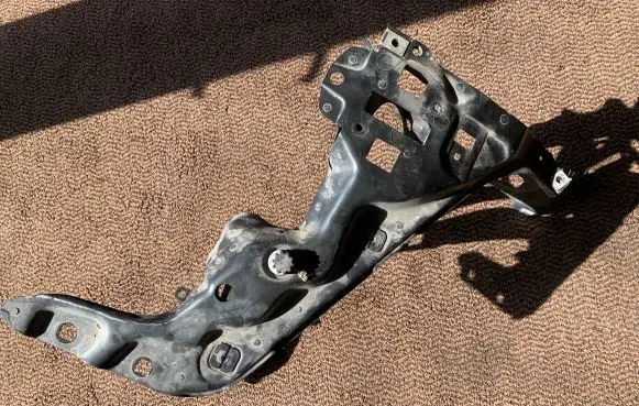Headlight/headlamp mounting bracket