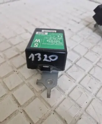 Toyota Avensis T270 Door control unit/module 8974005030 61B381000