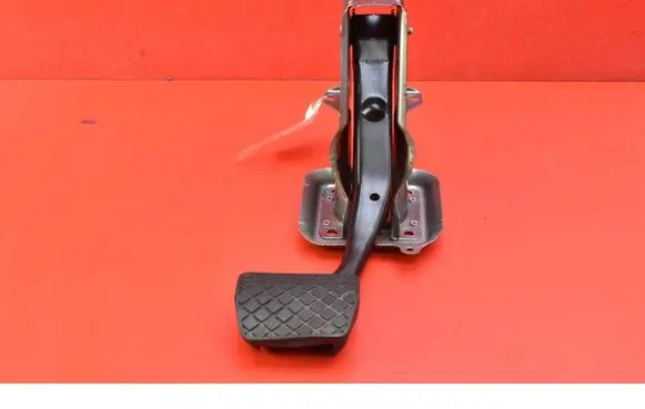 Accelerator throttle pedal