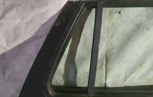 Nissan Primera Rear vent window glass 