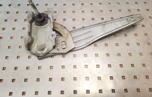 Rear door manual window regulator
