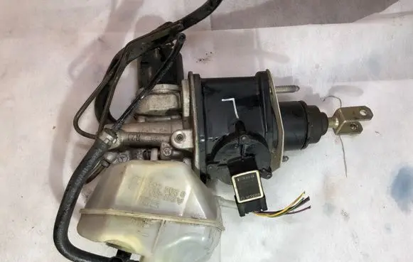 Mercedes-Benz E W211 Master brake cylinder A0004300312