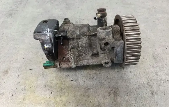 Renault Clio III Fuel injection high pressure pump 
