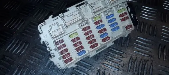 Nissan X-Trail T30 Fuse module