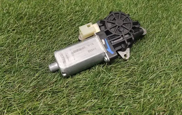 Ford Fusion II Seat adjustment motor 0390203044 939732106