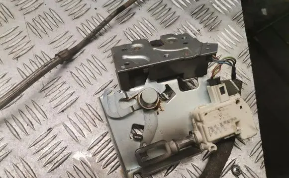 Ford Mondeo Mk III Tailgate/trunk/boot lock/catch/latch 7546691