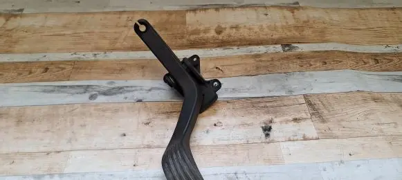 Ford Focus Accelerator throttle pedal 98AB9P732AE