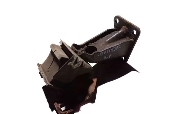 Nissan Pathfinder R51 Engine mounting bracket