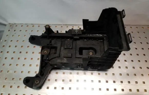 Volkswagen PASSAT B6 Battery tray 1K0915333C