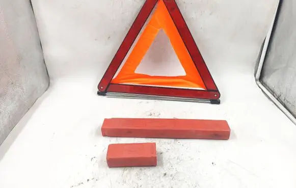 KIA Sorento Emergency warning sign 27R032734 RT611