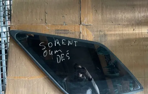 KIA Sorento Rear side window