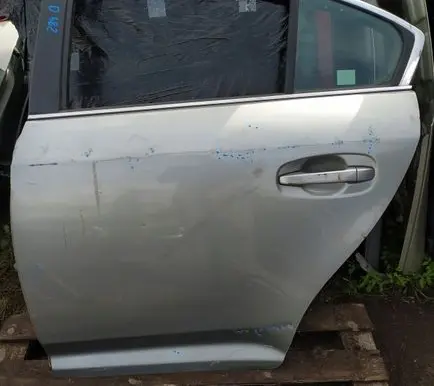 Toyota Avensis T270 Rear door