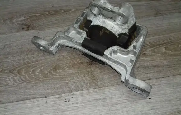 Volvo V50 Engine mount bracket 0011704