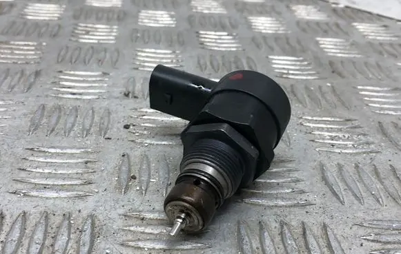 BMW 5 E60 E61 Fuel pressure regulator 0281002481 11522599