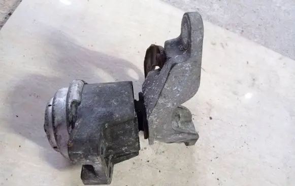 Ford Mondeo MK IV Engine mount bracket