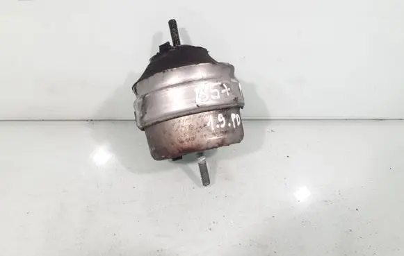 Volkswagen PASSAT B5.5 Engine mount bracket