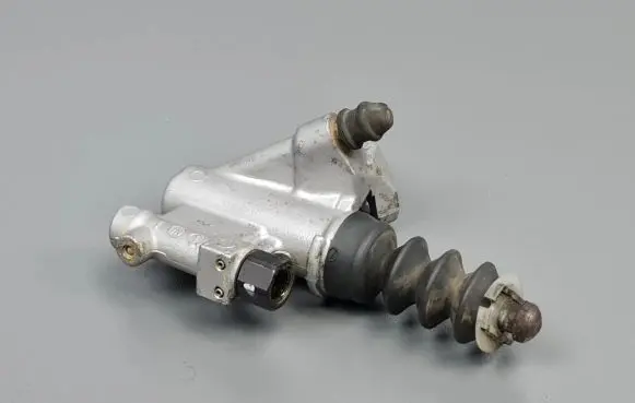 Honda CR-V Clutch slave cylinder 