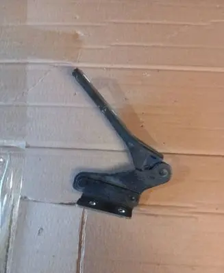 Engine bonnet/hood hinges