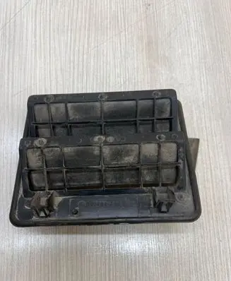Quarter panel pressure vent