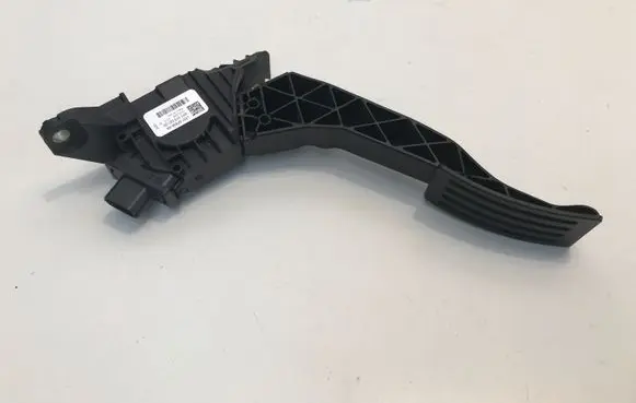 Accelerator throttle pedal