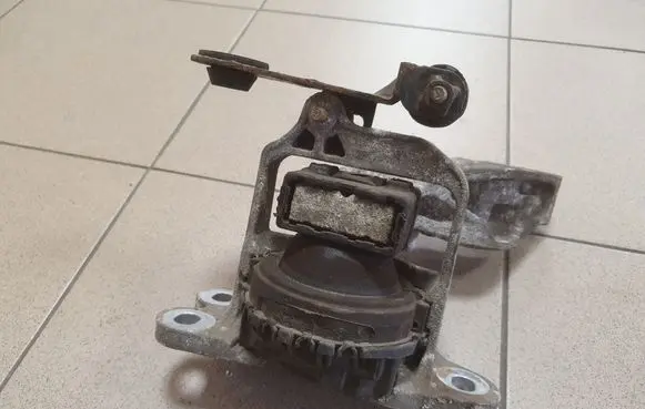 Opel Vivaro Engine mount bracket
