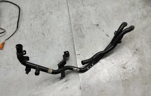 Volkswagen Touareg II Engine coolant pipe/hose 7P6121070AN
