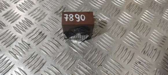 Volkswagen PASSAT B5 Window wiper relay 