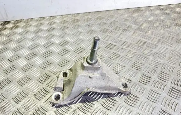 Honda CR-V Engine mounting bracket