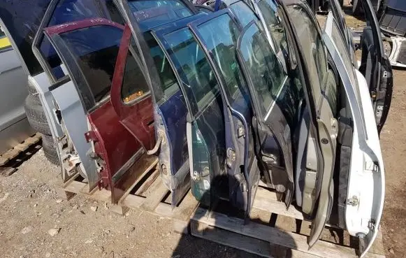 Chrysler Voyager Front door sidabrines