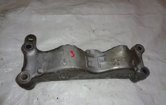 Peugeot 308 Engine mounting bracket 9655923080