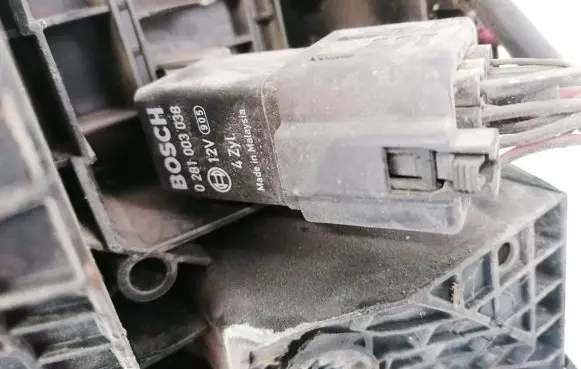 Skoda Octavia Mk2 (1Z) Glow plug pre-heat relay 0281003038