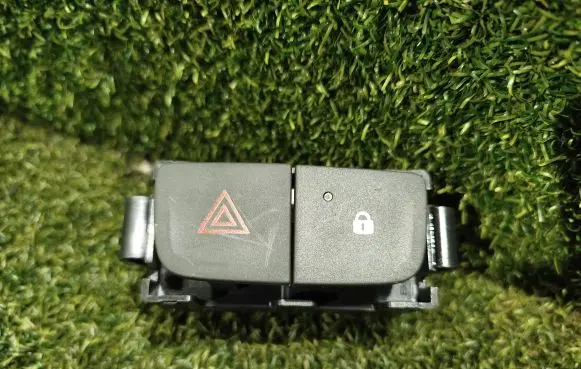 Renault Trafic III (X82) Hazard light switch 252100622R 252100622RA E3160101