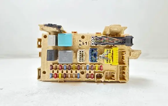 Toyota Avensis T250 Fuse module 82641CA010F 3380437196 04091515215201