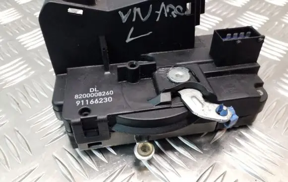 Opel Vivaro Front door lock 8200008247 91166230