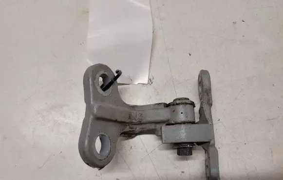 Volvo V50 Front door lower hinge