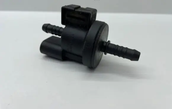 Audi A6 S6 C6 4F Breather valve 06E906517A