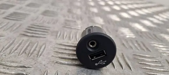 Nissan Qashqai+2 USB socket connector 