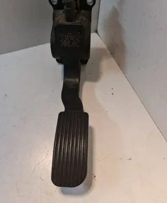 Accelerator throttle pedal