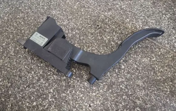 Volkswagen Golf IV Accelerator throttle pedal 0281002342